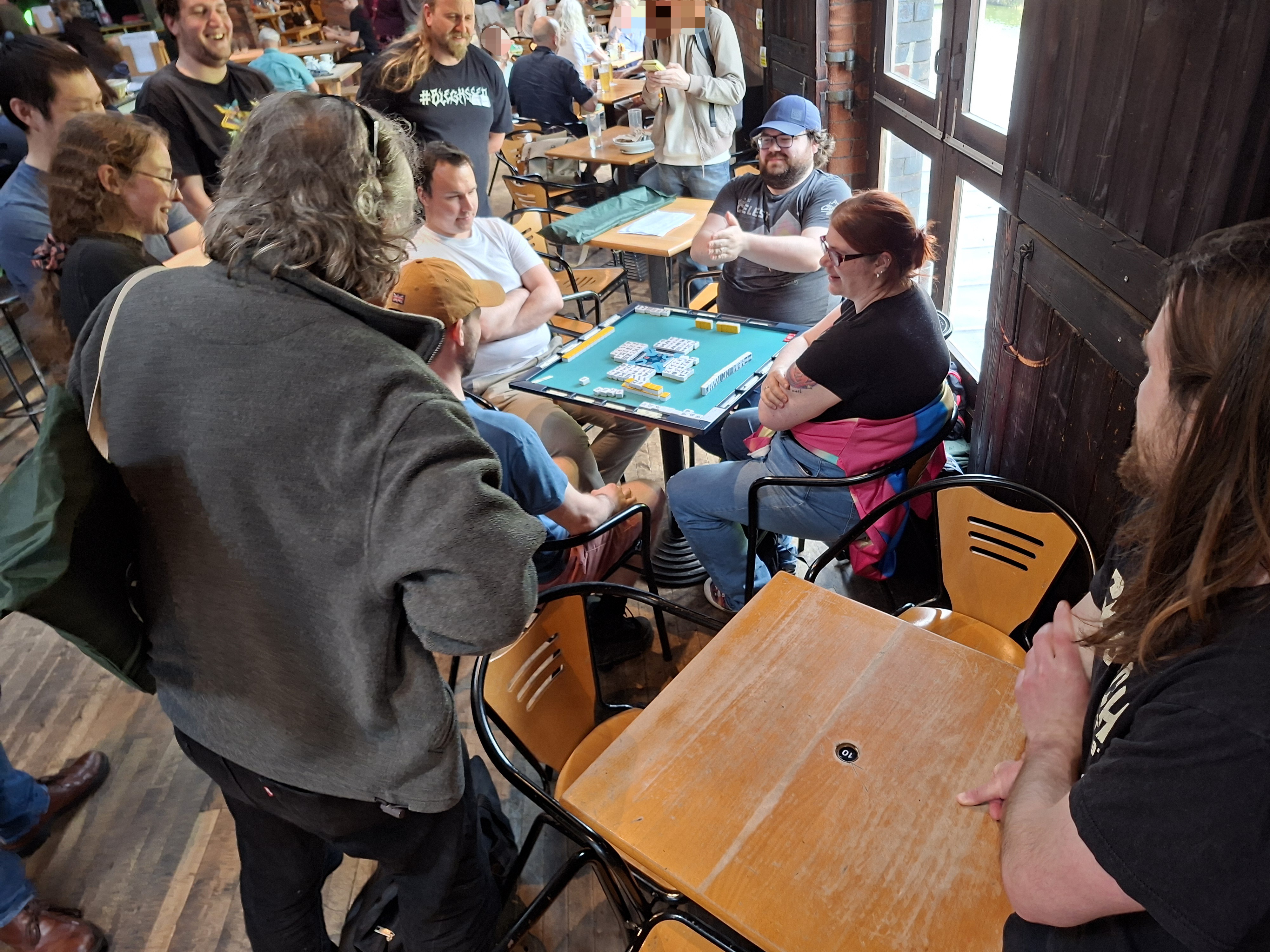 Players watch Joseph score his yakuman